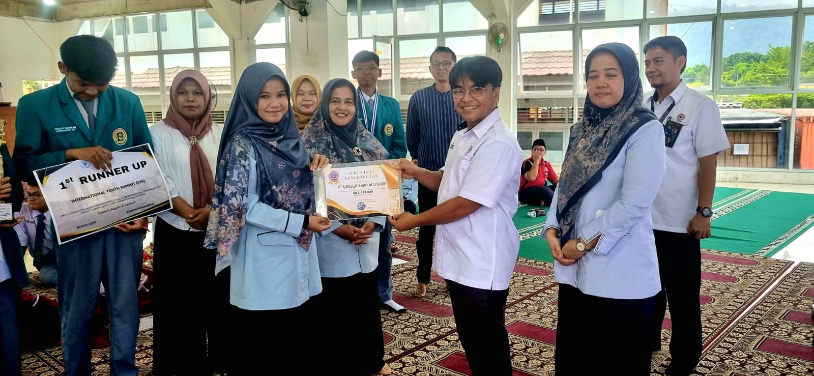 Tim SMA Semen Padang  terima hadiah dan bonus setelah mengukir prestasi dalam ajang internasional youth Summit Essay Competition (IYSEC) di Universiatas Putra Malaysia.